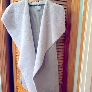 Gray LeModa women’s cape. Size Large